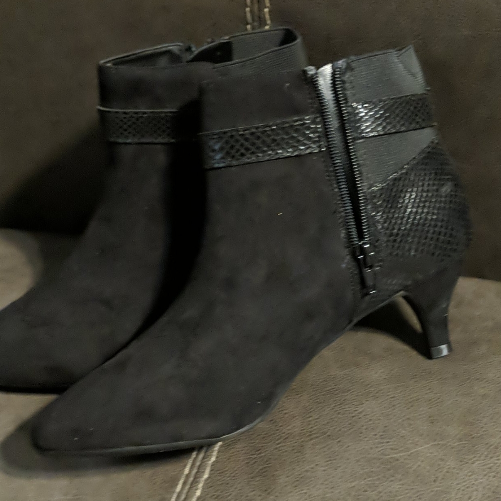 NEWGloria Vanderbilt Hawn high heel ankle boot NEW